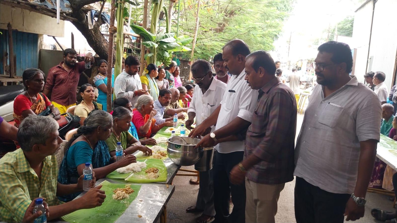 தூத்துக்குடி செல்வவிநாயகபுரம் பத்திரகாளியம்மன் கோவில் கொடை விழா- மேயா் ஜெகன் பொியசாமி அன்னதானத்தை தொடங்கி வைத்தாா்.
