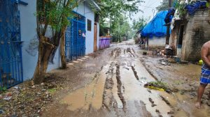 திருமருகல் அருகே சேரும் சகதியுமான சாலை சீரமைக்கப்படுமா?பொதுமக்கள் எதிர்பார்ப்பு