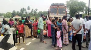 காங்கயம் அருகே குடிநீர் தட்டுப்பாடு: பொதுமக்கள் சாலை மறியல்.