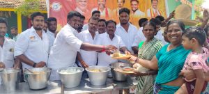 தமிழ்நாடு முதல்வராக ஜோசப் விஜய் பதவியேற்றதை முன்னிட்டு கோவிலூர் கிராமத்தில் தமிழக வெற்றிக் கழகம் சார்பில் பொதுமக்களுக்கு அன்னதானம்