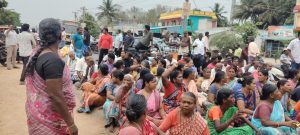 வடலூரில் என்எல்சி நிறுவனத்தை கண்டித்து சாலை மறியல் அரை மணி நேரம் போக்குவரத்து பாதிப்பு