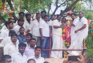 சரந்தாங்கி கிராமத்தில் முத்தரையர் சிலைக்கு சட்டமன்ற உறுப்பினர் கருப்பையா மாலை அணிவித்து மரியாதை செலுத்தினார்