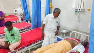 திருக்கொள்ளிக்காடு பேருந்து விபத்தில் பாதிக்கப்பட்ட பயணிகளை நேரில் சென்று பார்வையிட்டு ஆறுதல் தெரிவித்த திருவாரூர் சட்டமன்ற உறுப்பினர் பூண்டி கலைவாணன்