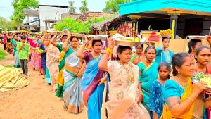 கூத்தாநல்லூர் அருகே உள்ள ஸ்ரீமகா மாரியம்மன் கோவில் திருவிழாவில் சீர்வரிசை எடுத்து வந்த பக்தர்கள்