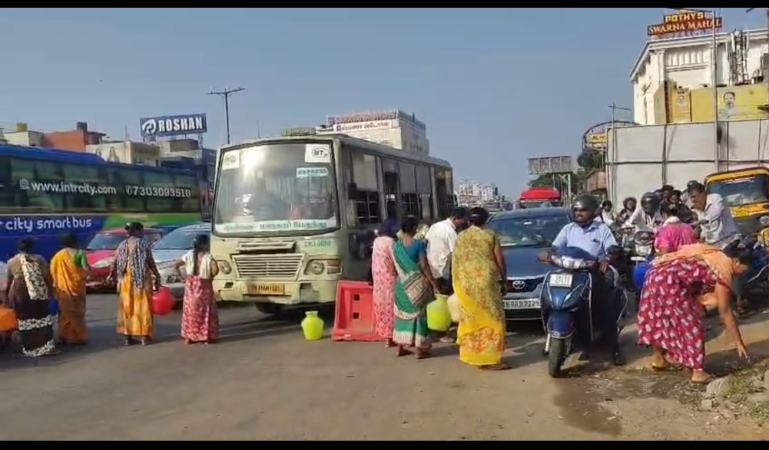 குரோம்பேட்டை ஜி எஸ் டி சாலையில் காலி குடத்துடன் பெண்கள் சாலை மறியல்