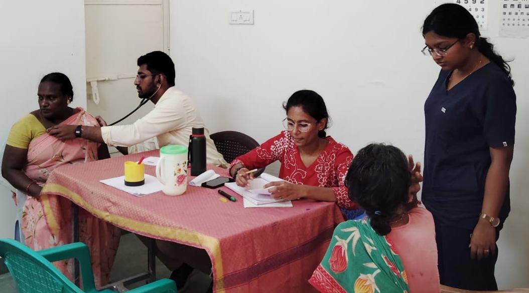 கொண்டமங்கலம் பகுதியில் ரியல் அறக்கட்டளை சார்பில் இலவச மருத்துவ முகாம்