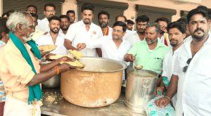 பழனியில் தவெக சார்பில் உலக பட்டினி தினத்தை முன்னிட்டு பொது மக்களுக்கு உணவு வழங்கும் நிகழ்வு