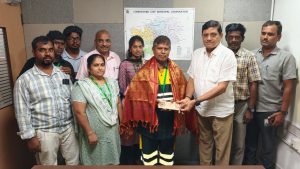 குப்பையில் கிடந்த தங்க சங்கிலி உரிமையாளரிடம் ஒப்படைத்தவருக்கு குவியும் பாராட்டு !!