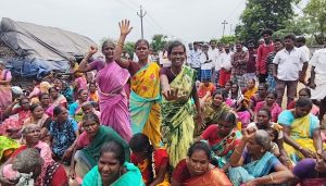 பனங்குடி சிபிசிஎல் நில எடுப்பில் பாதிக்கப்பட்ட பொதுமக்கள்- இழப்பீட்டுத் தொகை வழங்க வலியுறுத்தி சாலை மறியல் போராட்டம்