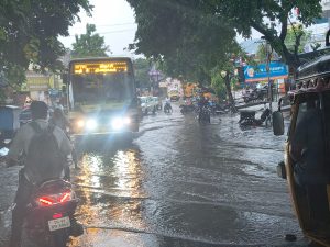 கம்பம் நகரில் வெளுத்து வாங்கிய கனமழை ரோட்டில் ஓடிய சாக்கடை நீர்