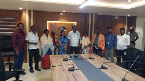 குப்பை வண்டியில் தவறுதலாக போட்ட 5 பவுன் தங்க சங்கலியை மூதாட்டியிடம் ஓப்படைத்த தூய்மை பணியாளா்களுக்கு ஊக்கத்தொகை