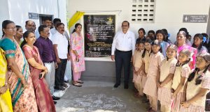 ராயல் கேர் மருத்துவமனை சார்பாக சின்னியம்பளையம் அரசு மேல்நிலைப்பள்ளியில் மேம்படுத்தப்பட்ட சுகாதார வசதிகள் திறப்பு விழா