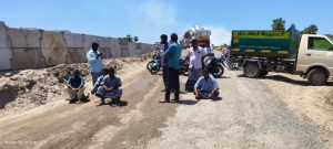 திட்டச்சேரி அருகே சாலையோரம் குப்பைகளை எரியூட்டுவதால் வாகன ஓட்டிகள் அவதி – பேரூராட்சி வாகனங்களை சிறை பிடித்து கிராம மக்கள் போராட்டம்