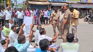 மாவட்ட உதவி மக்கள் தொடர்புத்துறை அலுவலர் வேலை வாங்கி தருவதாக கூறி சுமார் ரூ 42 லட்சம் கொடுத்து ஏமாந்தவர் தூக்கிட்டு தற்கொலை-உறவினர்கள் சாலை மறியல் போராட்டம்