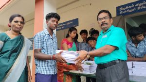 வால்பாறை அரசு மேல்நிலைப் பள்ளி மாணவர்களுக்கு நோட்டு புத்தகங்கள் வழங்கப்பட்டது