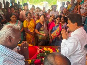 காவேரிப்பட்டினம் ஒன்றிய அவைத்தலைவர் இராமமூர்த்தி மனைவியின் துக்க நிகழ்ச்சியில் கலந்து கொண்ட முன்னாள் சட்டமன்ற உறுப்பினர் தே.மதியழகன்