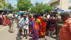 டாஸ்மார்க் கடை மூட வேண்டும். கடை முற்றுகை-திடீர் மறியல் போலீஸ் குவிப்பு.