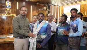 படகு பழுது காரணமாக கடலில் தத்தளித்த நபர்களை மீட்ட மீனவர்கள்- மாவட்ட ஆட்சித்தலைவர் பொன்னாடை அணிவித்து பாராட்டினார்
