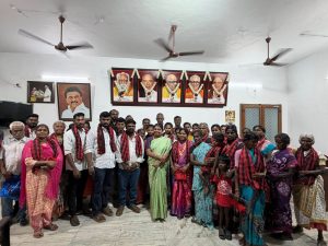 தூத்துக்குடியில் ஐக்கிய ஜனதா தளம் கட்சியின் 50 போ் முன்னாள் அமைச்சா் கீதாஜீவன் முன்னிலையில் திமுகவில் ஐக்கியம்