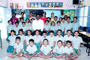 பெ.மணியம்பட்டி ஊ.ஒ.தொ.பள்ளி முன்னாள் மாணவர் மாணவர்களுக்கு நோட்டு எழுது பொருட்கள் வழங்கினார்