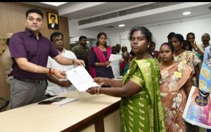 தேனி மாவட்ட கலெக்டர் அலுவலகத்தில் மக்கள் குறைதீர்க்கும் நாள் கூட்டத்தில் 402 கோரிக்கை மனுக்கள்