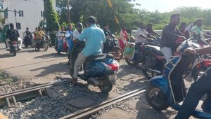 வில்லியனூர் ரயில்வே தண்டவாளப் பகுதியில் போக்குவரத்து பாதிப்பு; உடனடி சீரமைப்பு கோரி பொதுமக்கள் வலியுறுத்தல்