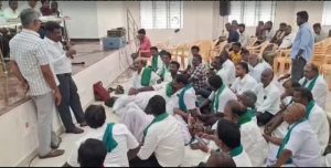 திருவண்ணாமலை மாவட்டம் விவசாயிகள் குறைதீர்வு கூட்டத்தில் விவசாயிகள் தர்ணா