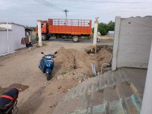 குண்டடம் அருகே பொதுப்பாதையில் பள்ளம், கழிவுநீர் தேங்குவதால் சுகாதாரகேடு ஏற்படும் அபாயம்