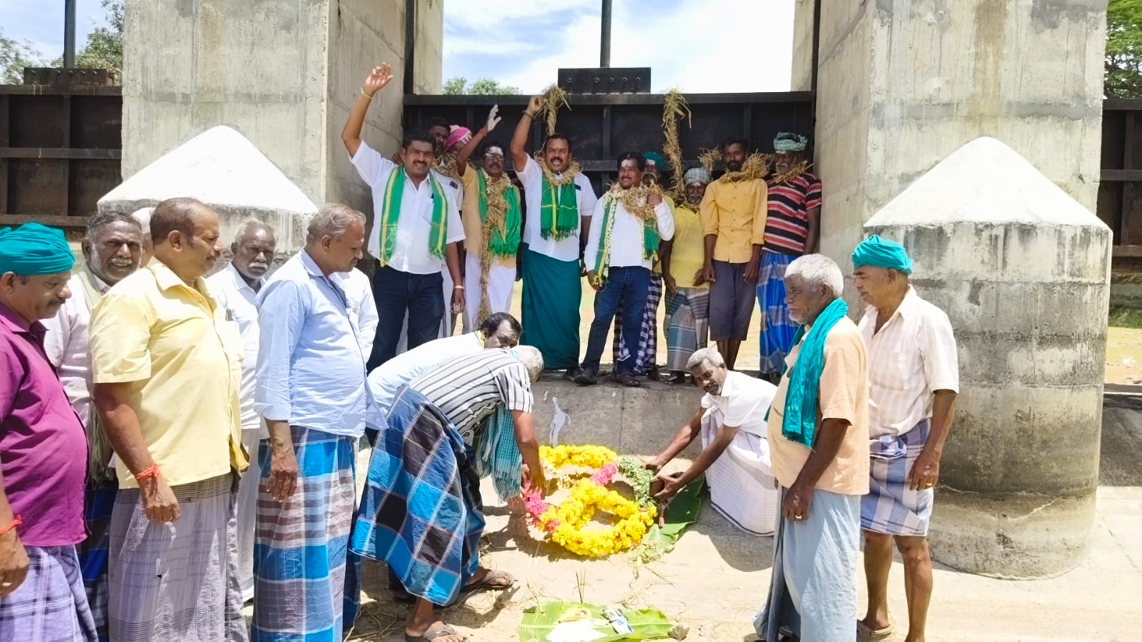 நாகை அருகே விவசாயிகள் -கழுத்தில் தூக்கு கயிறுடன் நூதன முறையில் போராட்டம்