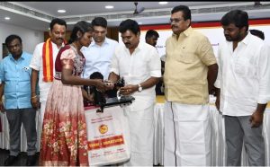 தேனி மாவட்ட ஆட்சியரக அலுவலக கூட்ட அரங்கில் பயனாளிகளுக்கு நலத்திட்ட உதவிகள் வழங்கிய அமைச்சர்
