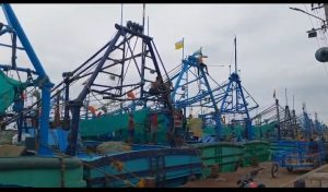 கடலுக்கு செல்ல தயாராக இருக்கும் விசைப்படகுகள்