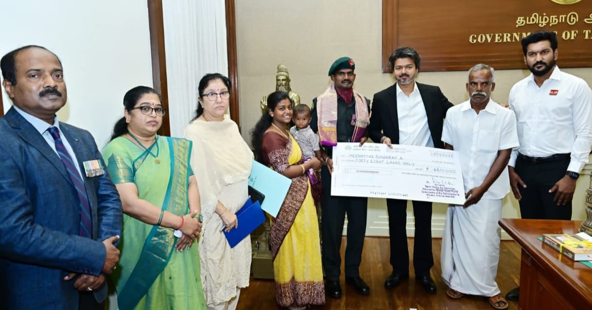 கீர்த்தி சக்ரா விருது பெற்ற ராணுவ வீரருக்கு 48 லட்சம் ரூபாய்க்கான காசோலை முதலமைச்சர் வழங்கினார்