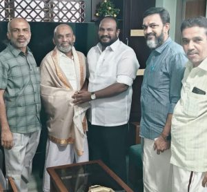கம்பம் நகரில் ஹஜ் புனித பயணம் சென்று வந்த அரசு ஒப்பந்ததாரருக்கு வாழ்த்து