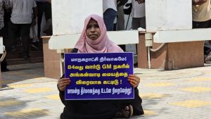 அங்கன்வாடி மையம் கட்டக்கோரி தரையில் அமர்ந்து கவுன்சிலர் போராட்டம்