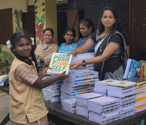 பழங்குடியின மாணவர்களுக்கு கல்வி, விளையாட்டு உபகரணங்கள் உதவி – பெண் சமூக ஆர்வலரின் நெகிழ்ச்சி செயல் !