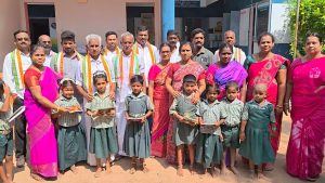 பரவக்கோட்டையில் ராகுல் காந்தி பிறந்த நாளை முன்னிட்டு அரசு பள்ளி மாணவ மாணவிகளுக்கு நோட்,பேனா உள்ளிட்ட எழுது பொருட்கள் வழங்கப்பட்டது