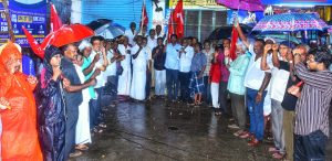 மதுரையில் கொட்டும் மழையில் மத்திய அரசுக்கு எதிராக சி.பி.எம் கண்டன ஆர்ப்பாட்டம்