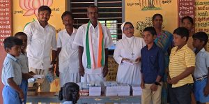 ஆதனூரில் ராகுல்காந்தியின் பிறந்த நாள் விழா- மாணவர்களுக்கு பேனா நோட்டு வழங்கல்