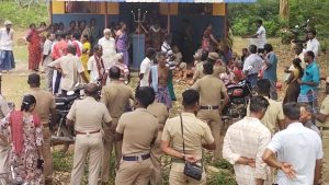 வல்லம் கிராமத்தில் மதுபான கடையை அகற்றக்கோரி பொதுமக்கள் உண்ணாவிரதப் போராட்டம் – அதிகாரிகள் பேச்சுவார்த்தை