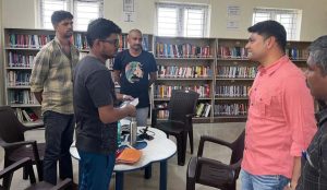 அல்லிநகரம் நகராட்சி அறிவு சார் மையத்தில் மாணவர்களுடன் மாவட்ட கலெக்டர் கலந்துரையாடல்