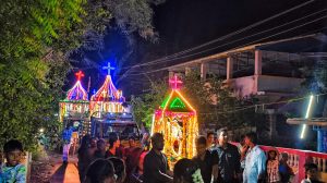 நாகை அருகே மத்தியக்குடி புனித அந்தோணியார் ஆலய திருத்தேர் பவனி