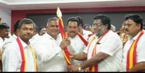 அமைச்சருக்கு வீரவாள் பரிசு வழங்கிய வாணியர் சங்க மாவட்ட தலைவர்