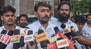 கரூர் அரசு மருத்துவக் கல்லூரி மருத்துவமனைக்கு உடனடியாக மருத்துவர்கள், செவிலியர்களை நியமிக்க வேண்டும்: பாமக சார்பில் மாவட்ட ஆட்சியரிடம் கோரிக்கை மனு!