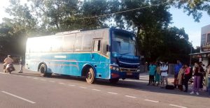 குண்டடத்தில் பழுதாகி நின்ற அரசு ஏசி பஸ்: 2 மணி நேரம் காத்திருந்த பயணிகள்