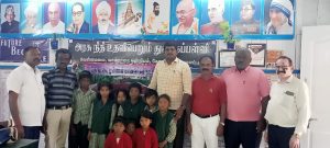 வால்பாறையில் பள்ளி மாணவர்களுக்கு லஞ்ச் பேக் வழங்கிய முன்னால் மாணவர் சங்கத்தினருக்கு பாராட்டு