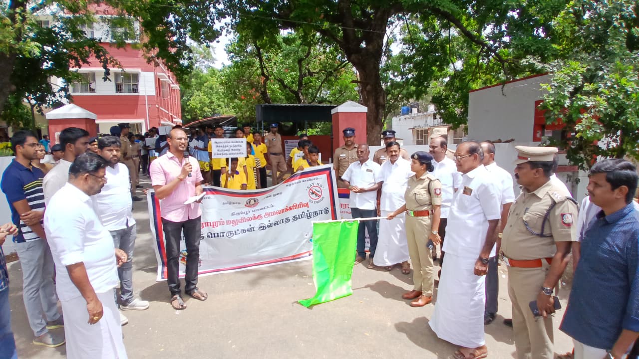  தாராபுரத்தில் போதை இல்லா தமிழ் நாடு விழிப்புணர்வு காவலர்கள் பேரணி
