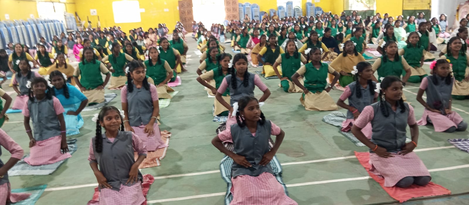 சர்வதேச யோகா தினத்தை முன்னிட்டு வடலூர் மனவள கலை அறக்கட்டளை சார்பில் பள்ளி மாணவர்களுக்கு இலவச யோகா பயிற்சி நடத்தப்பட்டது