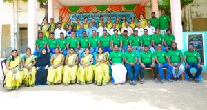 முன்னாள் மாணவர்கள் வெள்ளி விழா: பள்ளிக்கு ரூ.2 லட்சம் மதிப்பிலான ஸ்மார்ட் போர்டு வழங்கல்