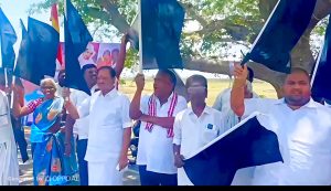 முன்னாள் எம்.எல்.ஏ. மரகதம் குமரவேலுக்கு எதிராக அதிமுகவினர் கருப்புக்கொடி போராட்டம்- 50 பேர் கைது