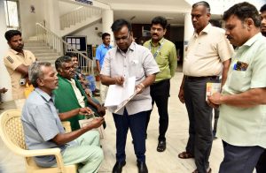 தேனி மாவட்ட ஆட்சியர் அலுவலக மக்கள் குறைதீர்க்கும் நாள் கூட்டத்தில் 403 கோரிக்கை மனுக்கள் பெறப்பட்டது
